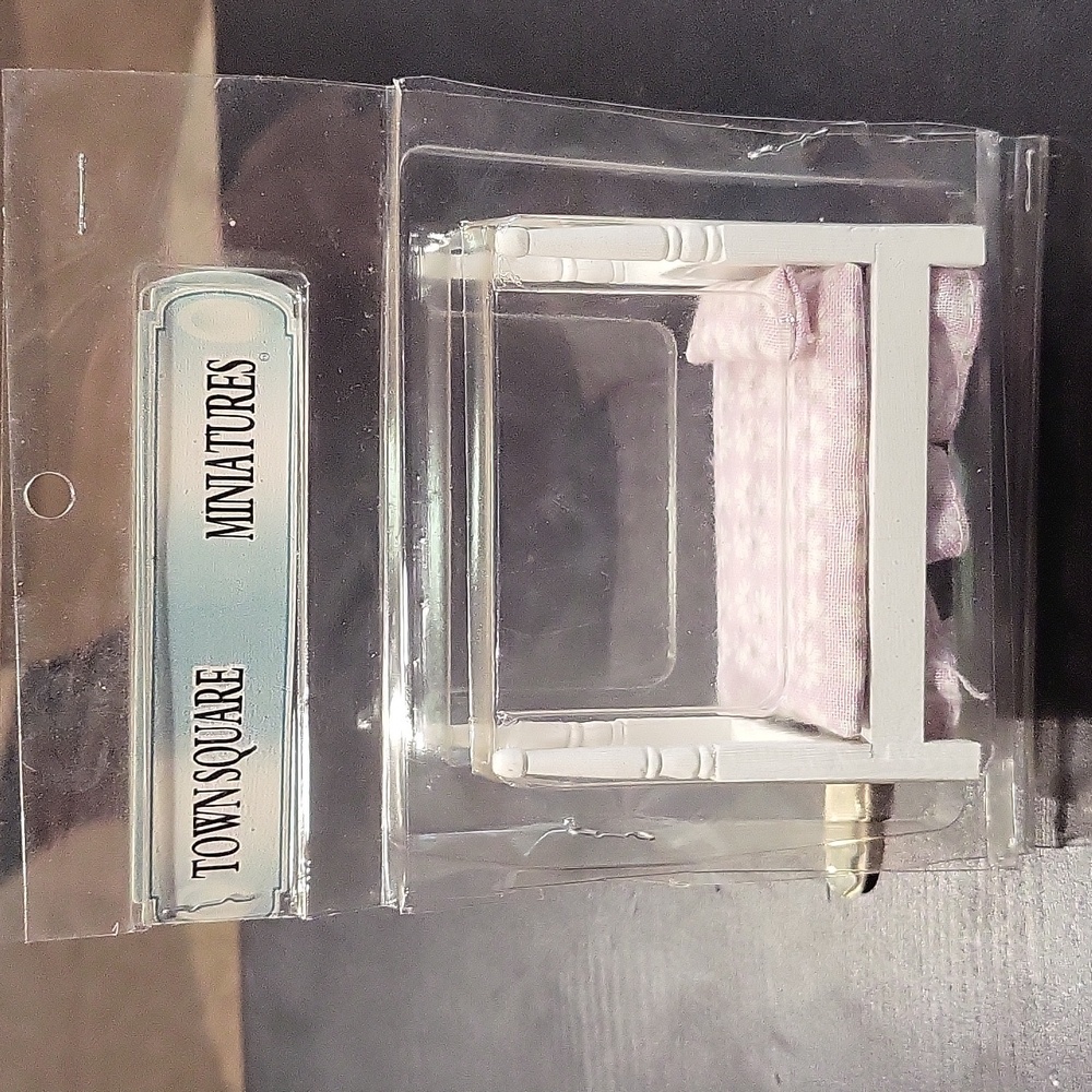 Townsquare Miniatures 1/2 inch scale White Four Poster Bed